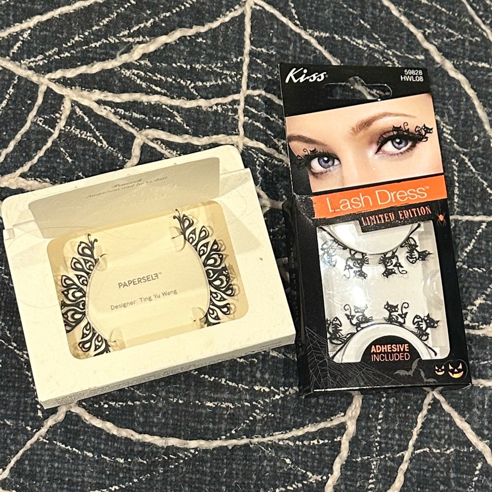 Lot of dramatic paper false eyelashes